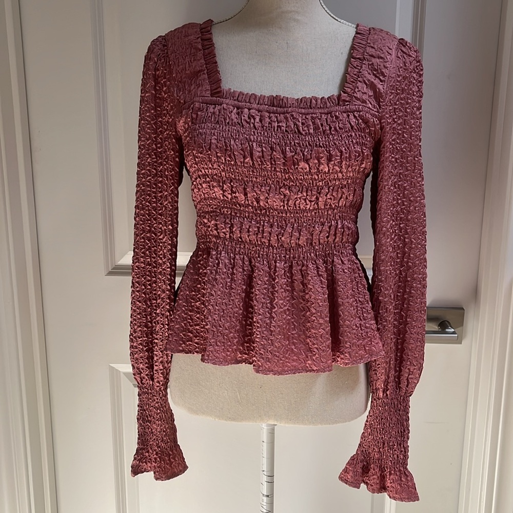 🌷LULU’S Metallic Satin Textured Peplum Blouse